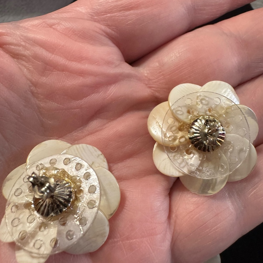 Vintage Mother of Pearl Lotus Brooch and Earring Set Marked Japan - Picture 10 of 14